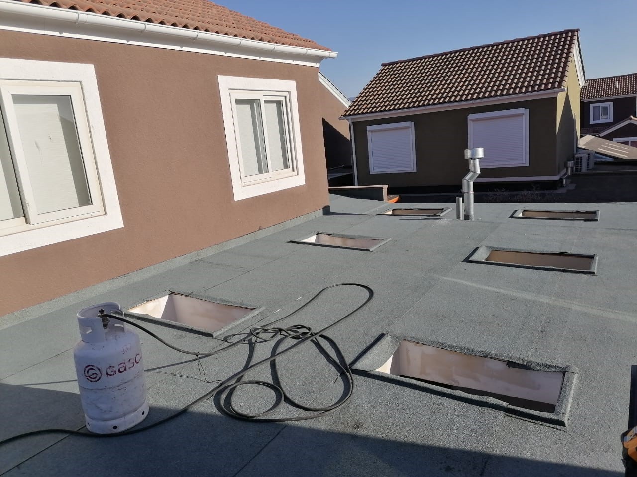 Detalle de impermeabilización profesional - Instalación de membrana asfáltica gravillada